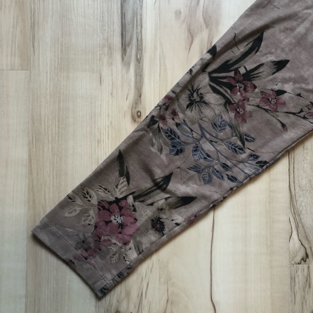 ✨$12 Clear Out ✨ Parsley & Sage Taupe Floral V-Neck Long Sleeve Top - Picture 4 of 10